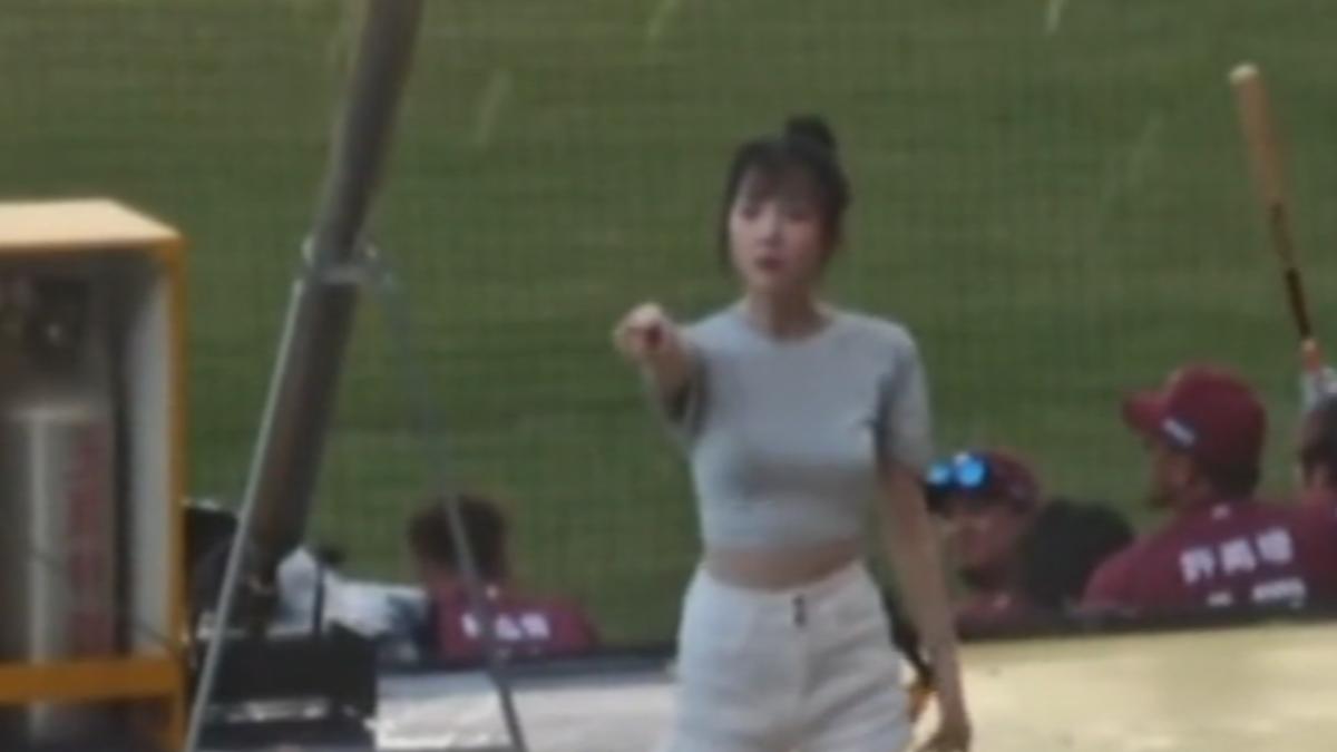 衣宸遭球迷拿水槍噴射臉部罕見動怒。(圖/rockychen2007 threads)