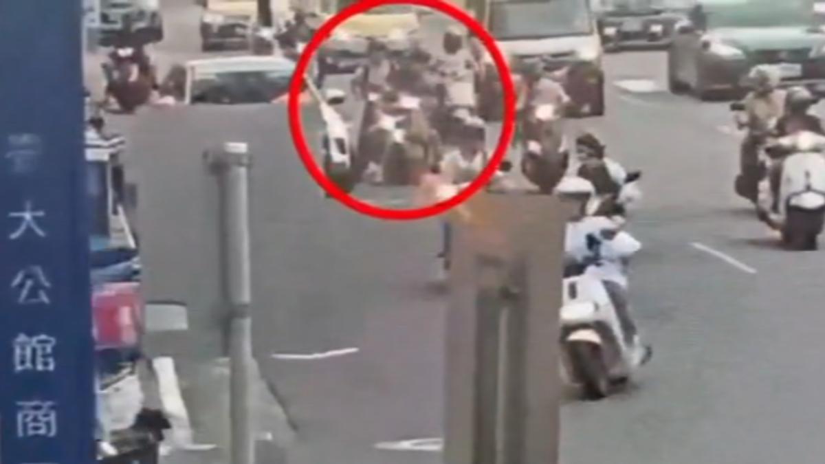 騎士吸毒上路，急煞遭後車撞。（圖／警方提供）