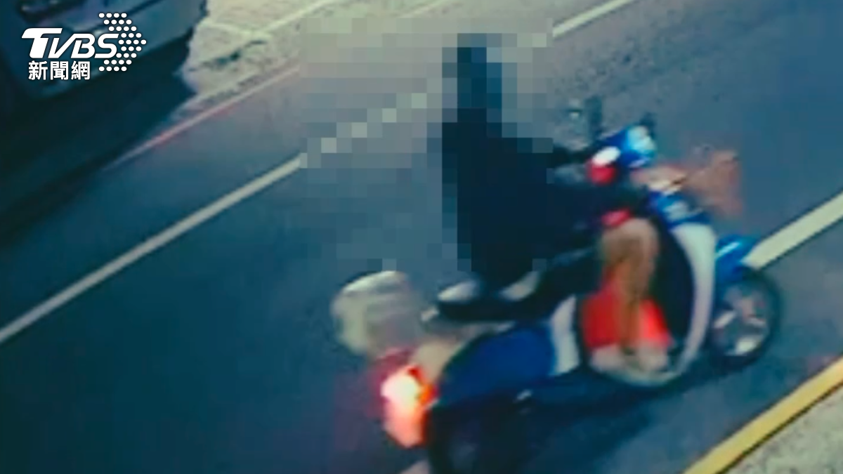 楊男騎車載著交通錐。(圖/TVBS)