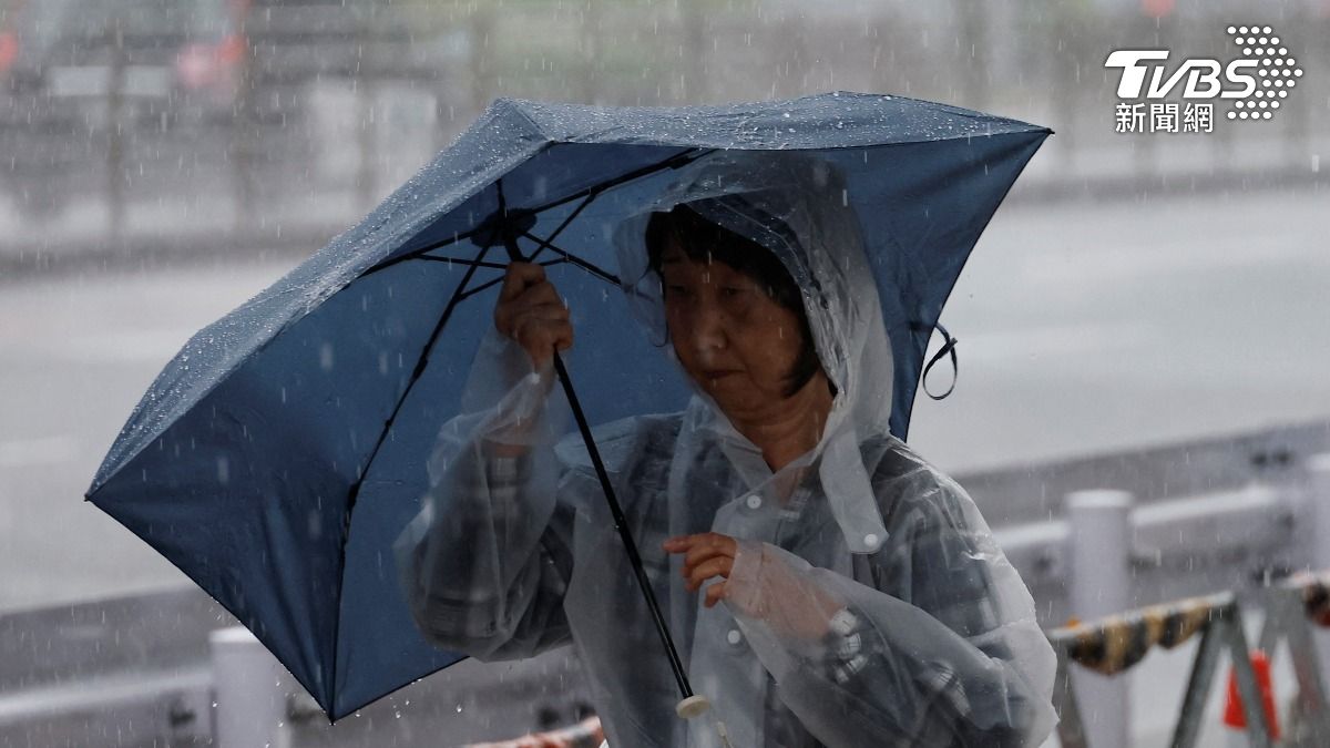 颱風「巴威」持續增強,預計下週將為臺灣和日本沖繩帶來大浪和風雨。(圖/達志影像路透社)