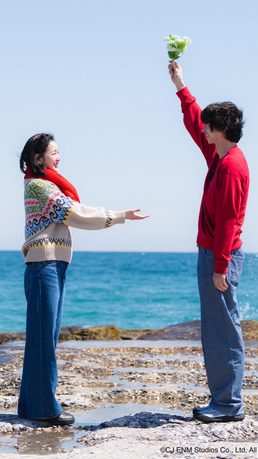 金高銀、孔劉在《鬼怪十週年之旅》回到江陵海邊重現當時景象。(圖/Hami Video提供)