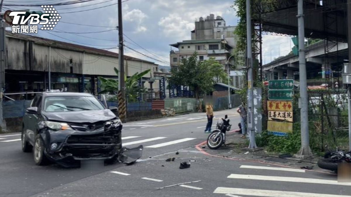 快訊／新店休旅車、重機嚴重車禍　21歲男騎士傷重不治