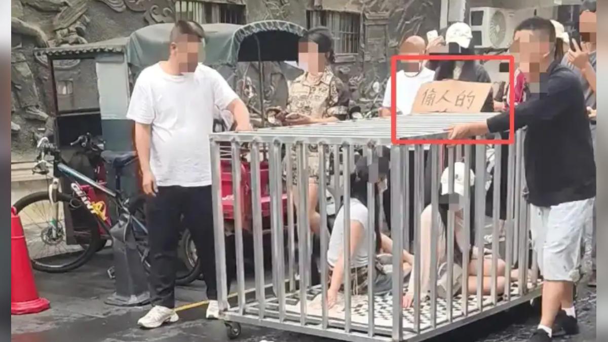 大陸湖南有直播主擺拍造假，把兩名女子關在狗籠裡遊街，宣稱是外遇被抓，要帶去「浸豬籠」。（圖／網路）