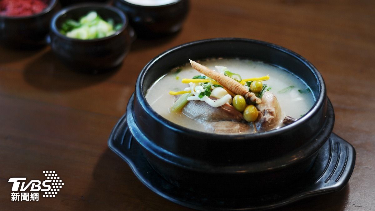 南韓代表性食物蔘雞湯自2021年至今已漲價近3成。(圖/Shutterstock達志影像)