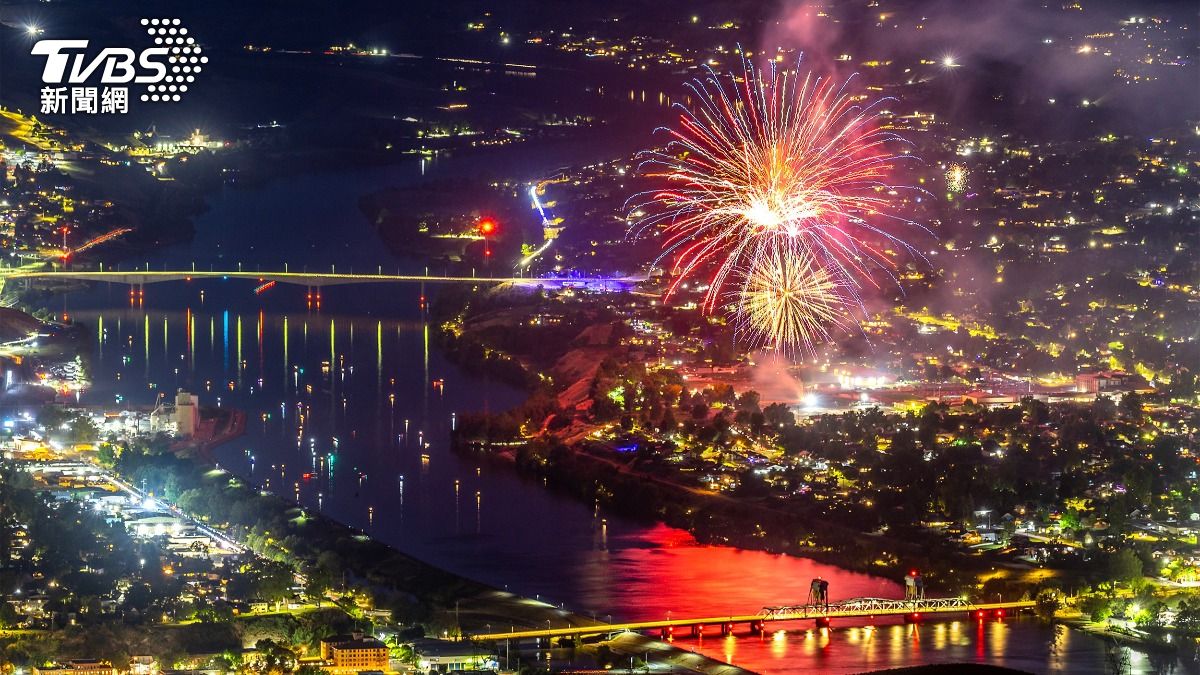 美國紐約市的梅西百貨施放煙火，歡慶美國建國250周年。（圖／達志影像美聯社）