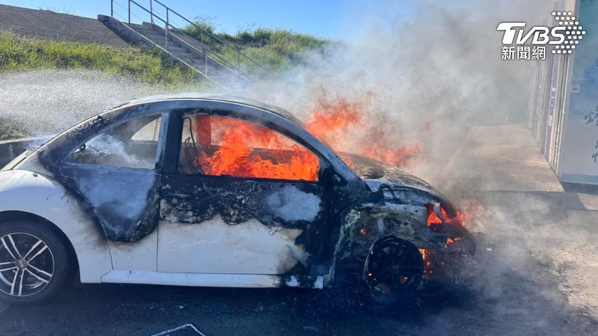 快訊／台南七股國聖燈塔火警！濃煙竄天　金龜車燒成焦黑廢鐵