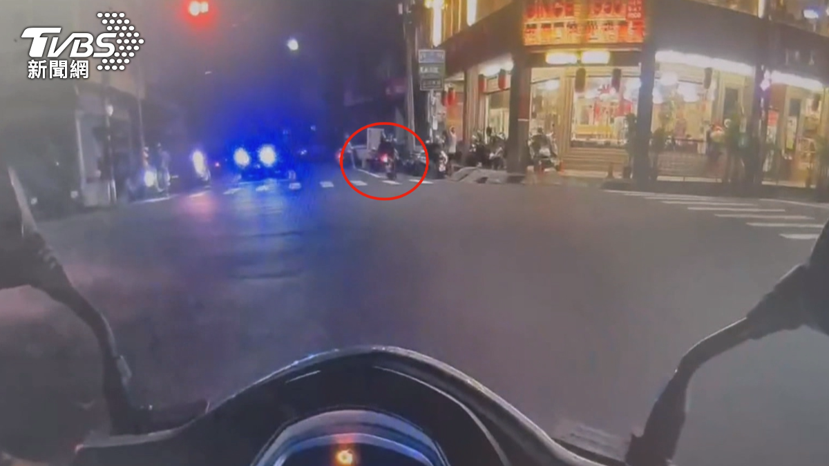 屏東潮州警方,4日晚間看到一輛機車,突然違規迴轉,通緝犯見警心虛落跑,鑽水溝躲藏遭辣椒水制伏。(圖/TVBS)