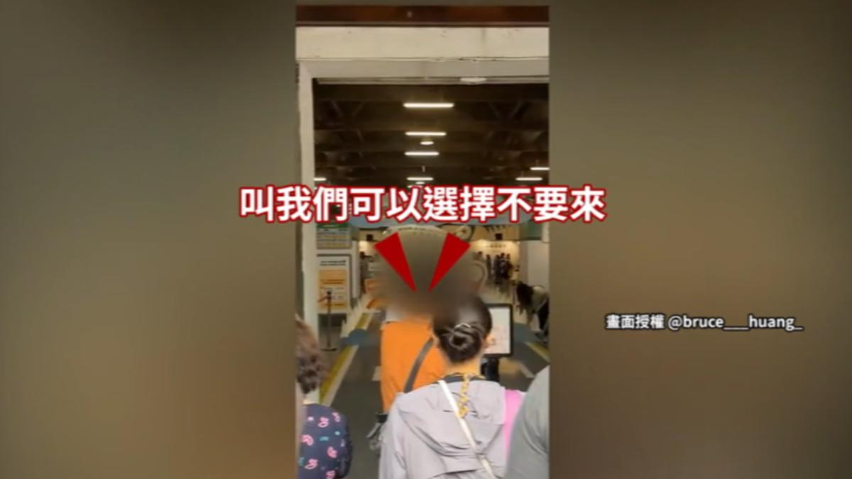 家長帶孩子體驗小小空服員指控遭工作人員嗆，大聲質問。（圖／民眾授權）