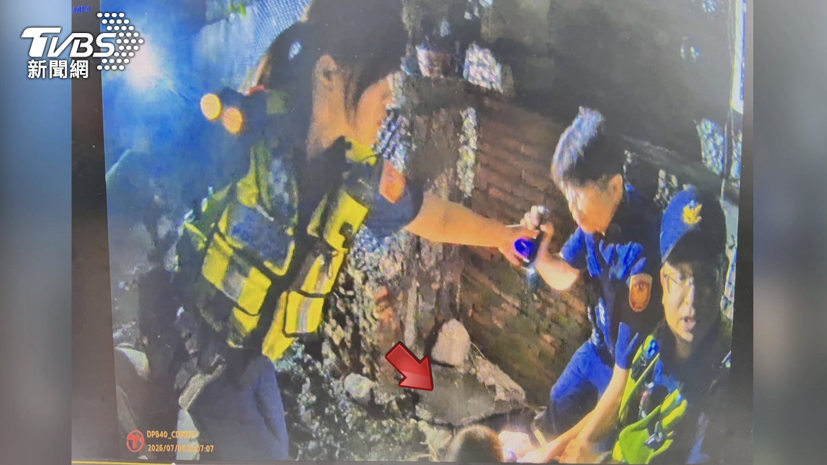 黃姓騎士為躲避警方追緝,竟整個人鑽進水溝縫隙裡躲藏,員警見狀嚇到,隨即噴灑辣椒水制伏。(圖/TVBS)