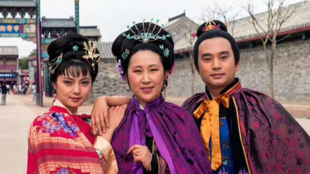張莉(左)追憶已故李鳳英(中)。(圖/翻攝自微博)