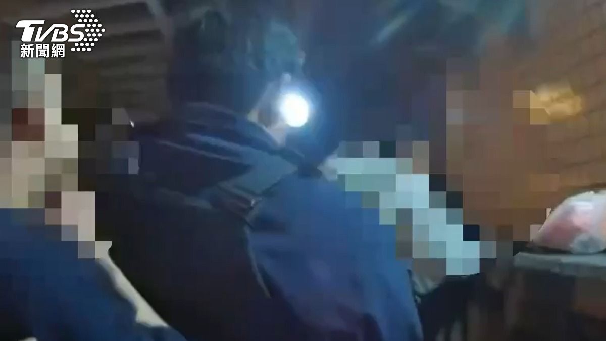 失控男子遭警方保護管束。（圖／TVBS）