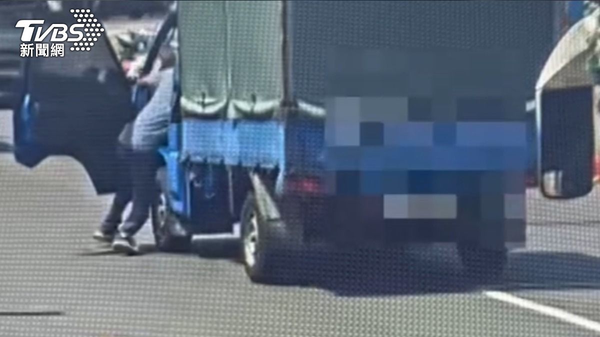 扯!北投男毒駕撞人下車忘拉手剎 貨車「倒頭栽」畫面曝