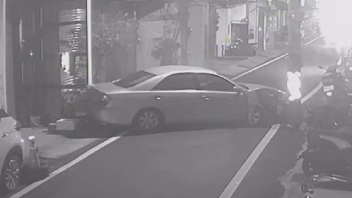 駕駛自撞電線桿後,整台車擋在路中央擋住道路。(圖/TVBS)