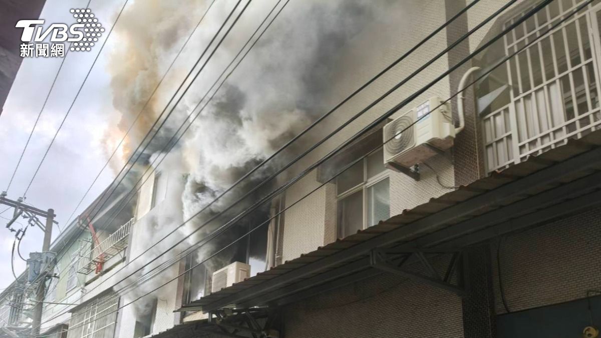 快訊/台中市豐原區民宅大火 5人逃出1老翁燒燙傷送醫