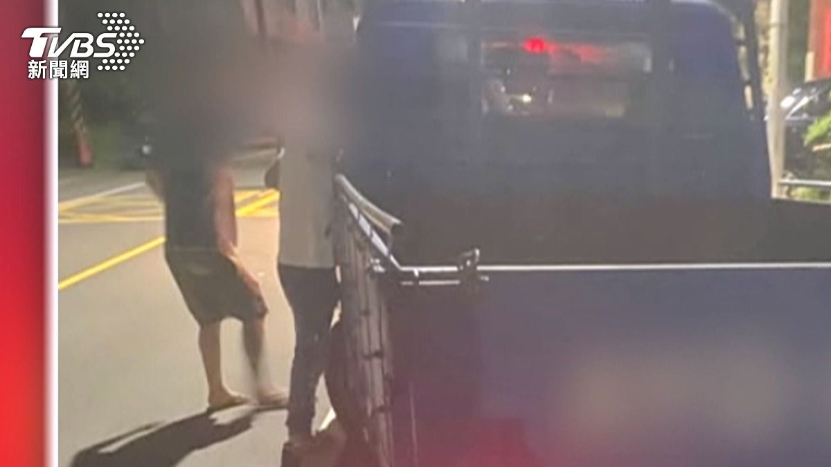 求情變鬧事? 男反遭控酒後開車+褲插長刀。(圖/TVBS)