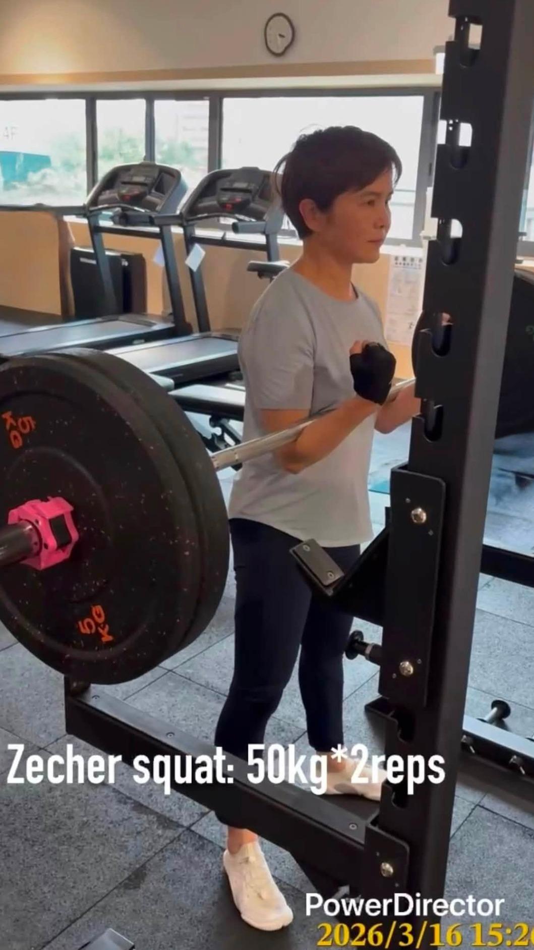 李艷秋PO重訓照打臉傳聞。(圖/翻攝自臉書李艷秋的新聞夜總會)