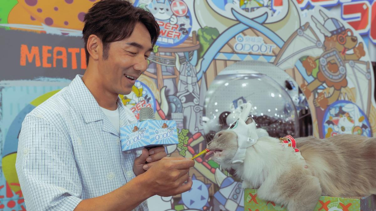 李李仁(左)跟寵物互相陪伴。(圖/臭味滾提供)