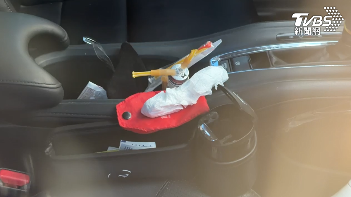 警方在嫌犯車上發現毒品吸食器、針頭,還有數個大型黑色垃圾袋與手套。(圖/TVBS)