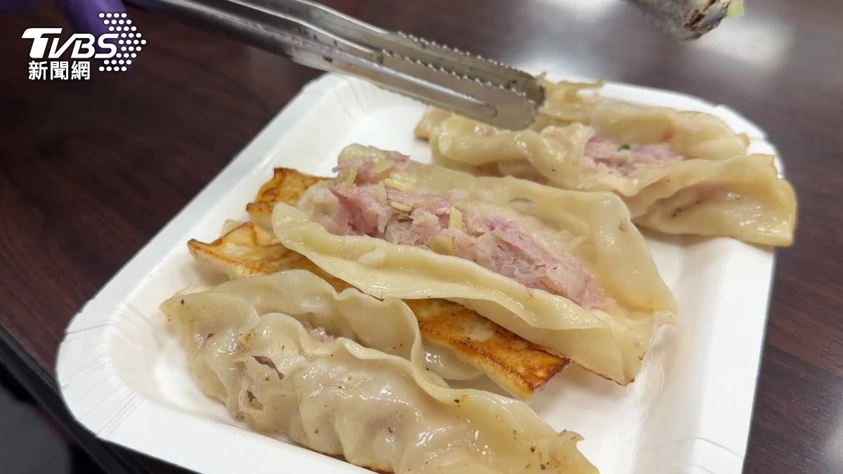 業者表示,使用溫體豬的瘦肉混和豬油製作內餡,因此即使煎熟,肉餡仍會呈現粉紅色。(圖/TVBS)
