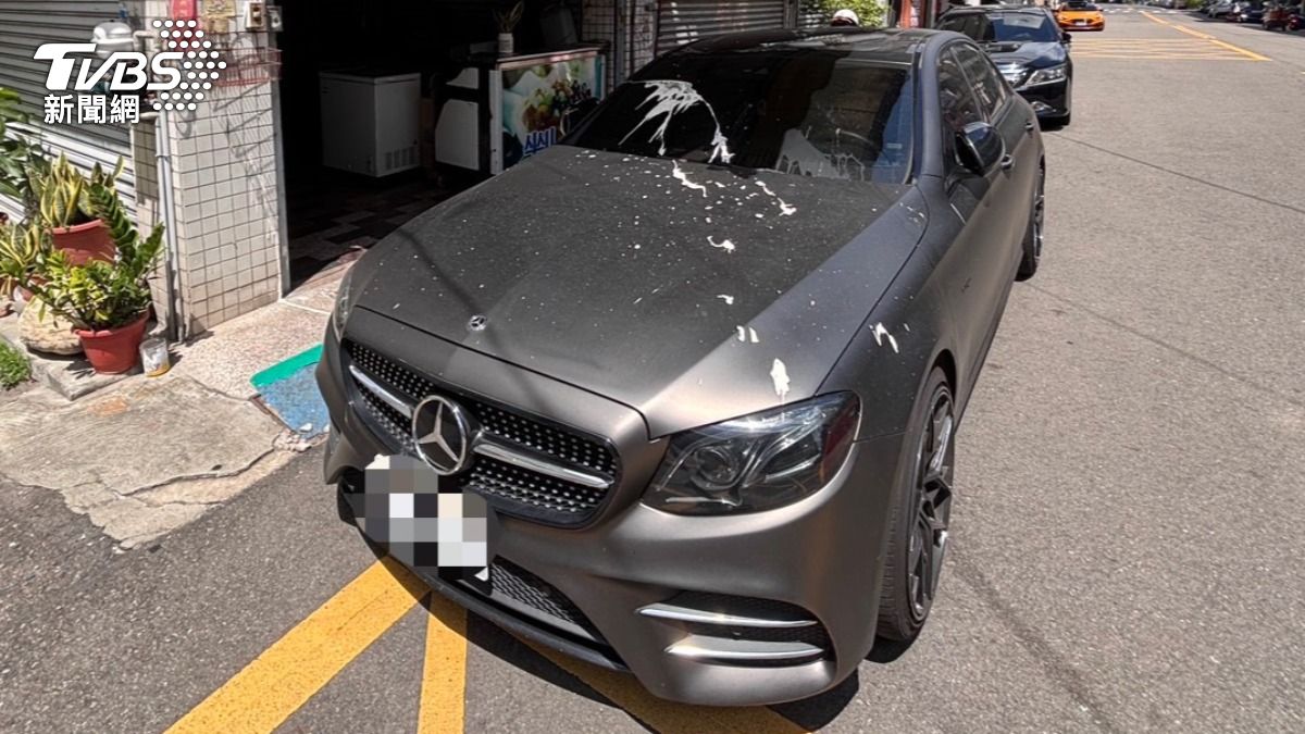霧面貼膜車遭殃!男清晨潑漆不遮臉 車主傻眼:我招誰惹誰。(圖/TVBS)