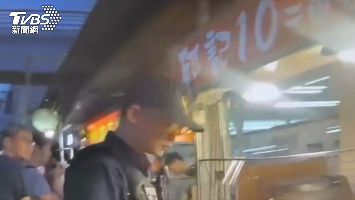 中壢夜市攤販阻消防通道、騎樓,警六天開122張罰單。(圖/TVBS)