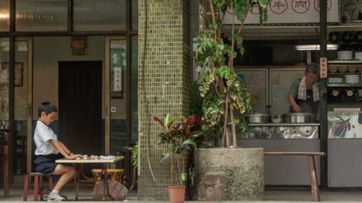 謝以樂在片中與李立群飾演的退休老兵建立一段「忘年棋緣」。(圖/北影提供)