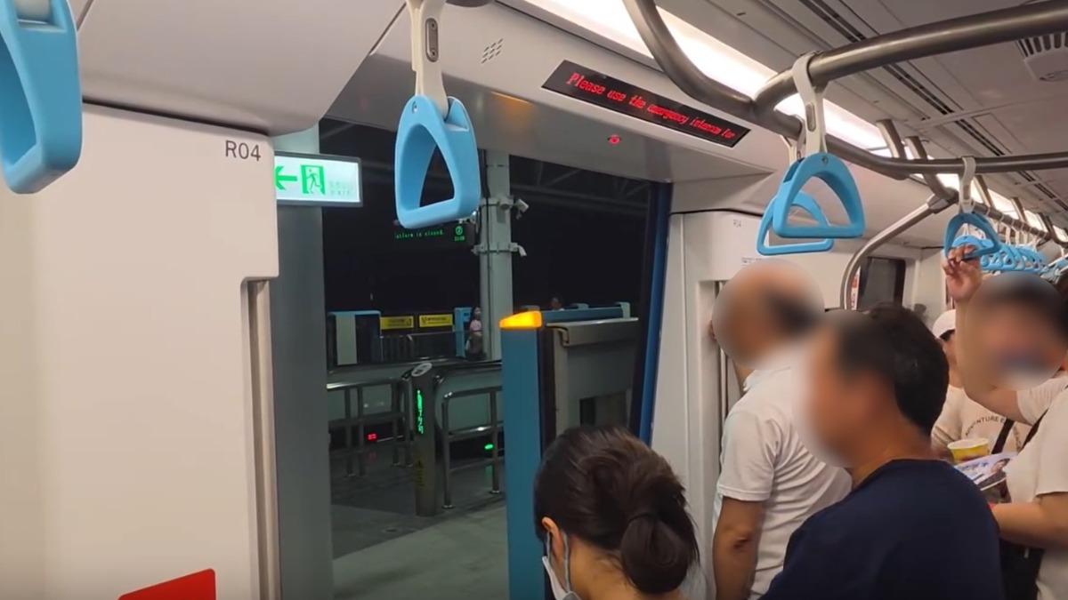 列車當時停靠在月台，車廂內仍有不少乘客。（圖／Threads p516699授權）