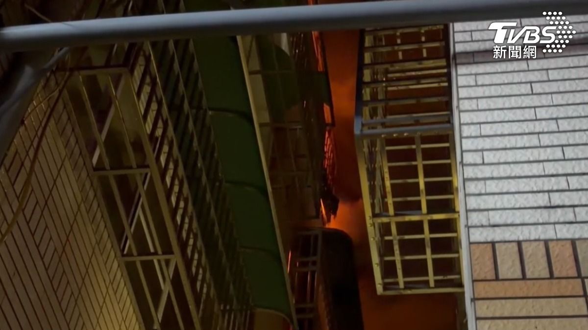 黑夜瞬間被熊熊火光照得通亮，場面怵目驚心。（圖／TVBS）