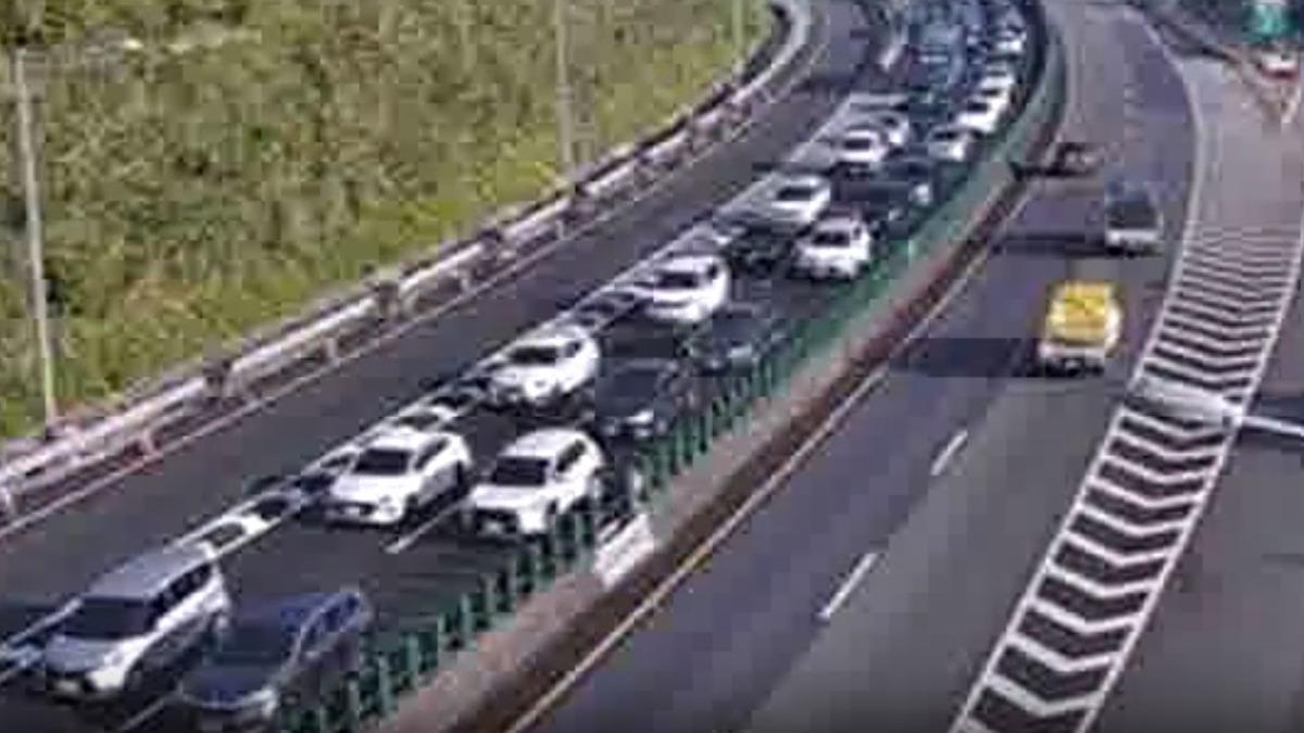 後方車流回堵。(圖/國道即時路況)