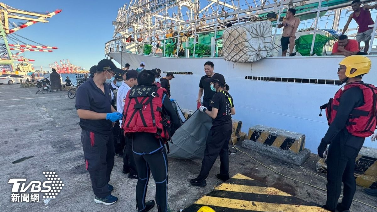 西岸碼頭主航道附近水域發現一個疑似人體的影跡在海面上載浮載沉。(圖/TVBS)