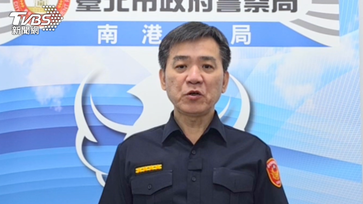 南港分局副分局長謝佾廷出面說明刑警請調情況。(圖/TVBS)