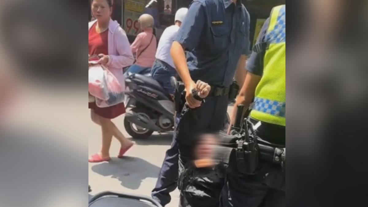 一名47歲蘇姓女子涉嫌在台南永康兵仔市場連續偷走13件衣褲，員警到場女子竟當場軟腳癱坐拒絕配合。（圖／翻攝＿社會事新聞影音）