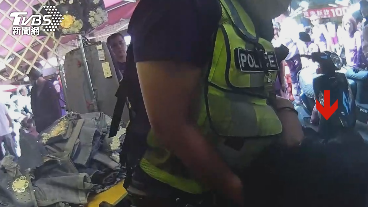 員警控制住女子，但女子卻拒絕配合上車，最後由警方一路拖上警車。（圖／TVBS）