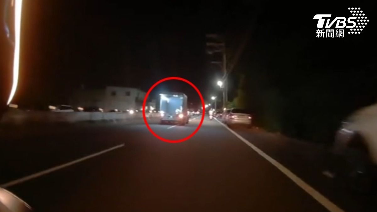貨車沒關門推車飛出躺馬路中央，騎士急閃避驚險畫面曝。（圖／TVBS）