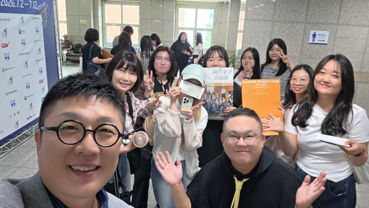 呂安弦、林孝謙與熱情影迷合影。(圖/富川奇幻國際影展提供)