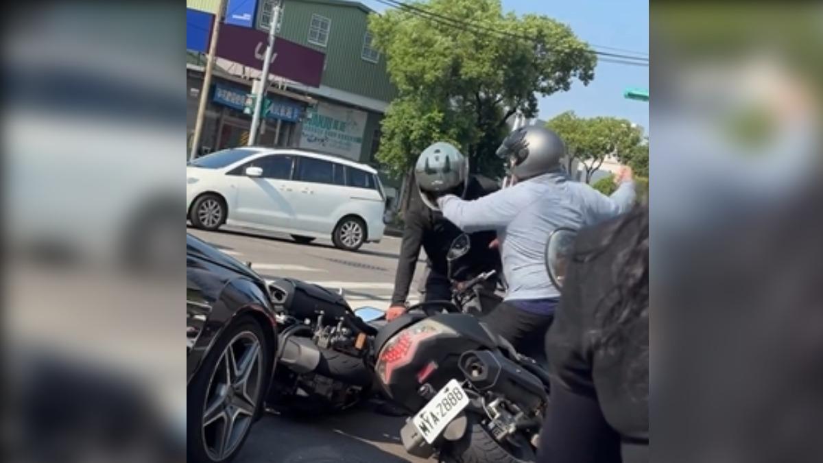 認錯逼車開打!騎士互毆打到一半幫扶車。(畫面翻攝/Threads:yinguinn)