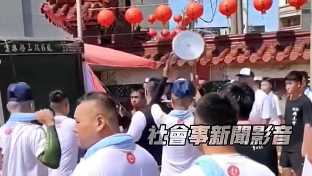 扛轎引怒火！雲林進香兩派信徒互毆。（畫面翻攝／社會事新聞影音）