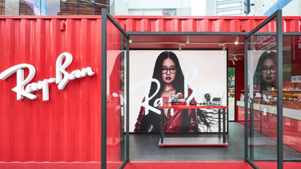 活動空間以 Ray-Ban 經典紅色與 Jennie Ruby Red 為主視覺。(圖/Ray-Ban)
