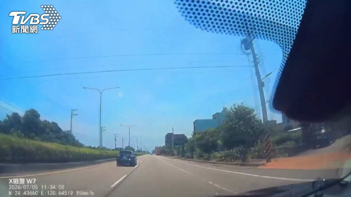 影音/揹2通緝偷車狂飆5公里!警「大外割」壓制 一驗酒駕又毒駕。(圖/TVBS)