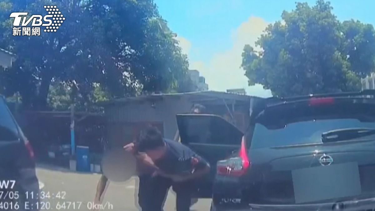 酒駕毒駕開贓車 通緝男遭警壓制落網。(圖/TVBS)