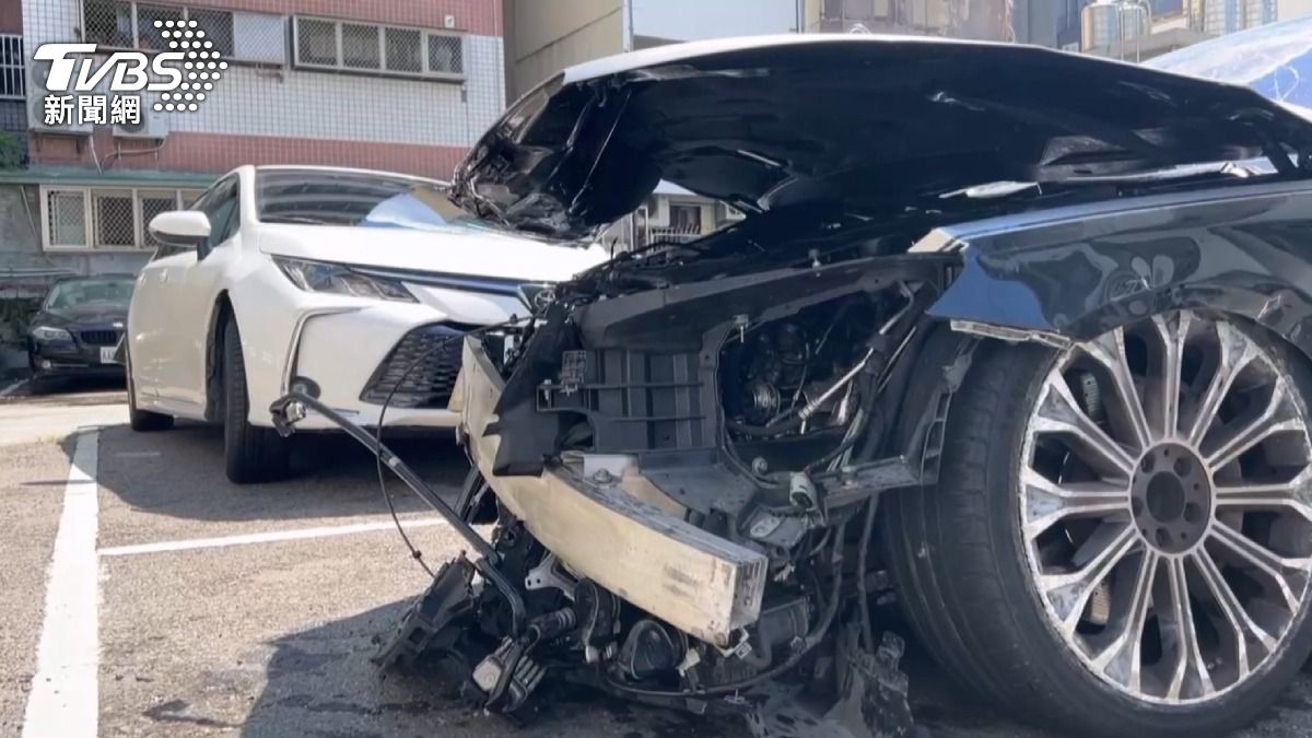 價值約1200萬元的邁巴赫轎車與變換車道的小客車擦撞，兩車失控衝向路邊幾乎半毀。(圖／TVBS)