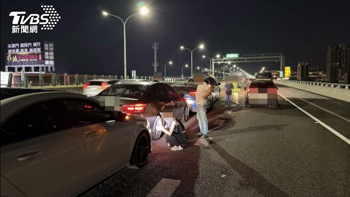1日晚間同樣在台74線北屯區也發生嚴重車禍，導致5車撞成一團。(圖／TVBS)