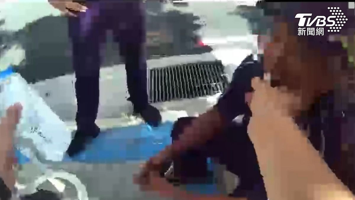 張姓曳引車駕駛違規行駛管制路段被攔查,當場被員警抓包毒駕。(圖/TVBS)