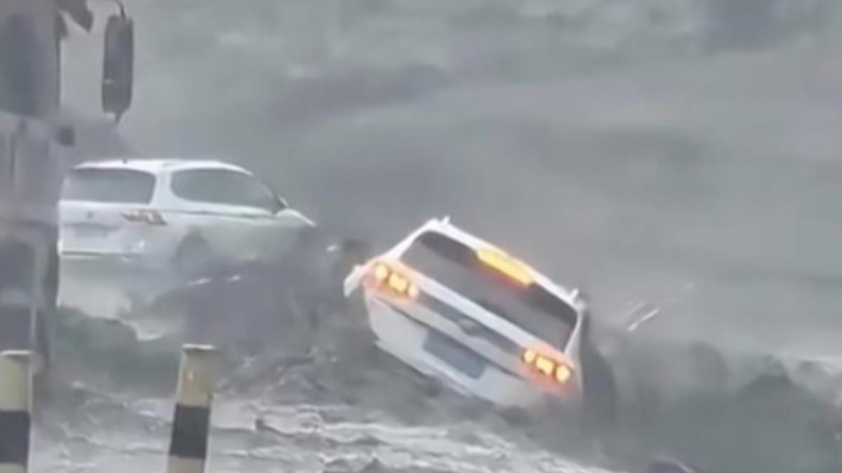 新疆網紅公路自駕旅行遇上山洪暴發，母子下車避險時被洪水捲走。（圖／微博）