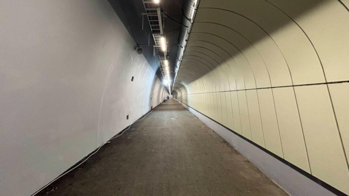 隧道內規劃4公尺寬獨立空間,平時可供行人與自行車通行,連接南港車站與園區,鼓勵低碳通勤。(圖/新工處)