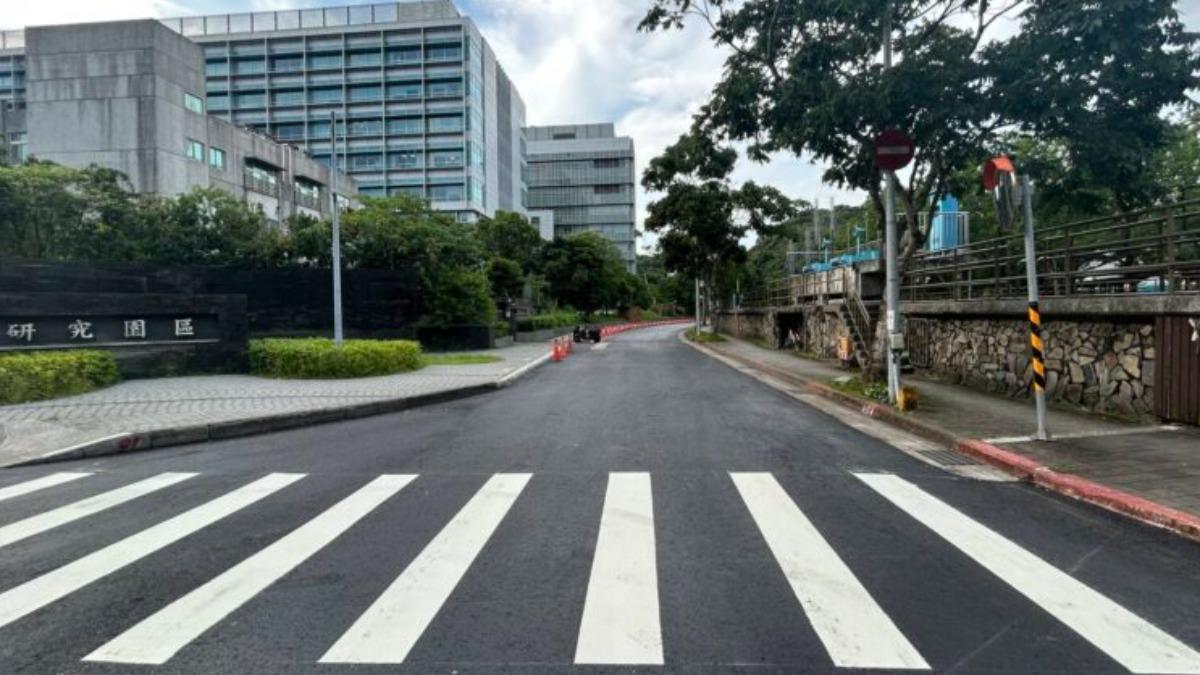 網友表示:「這條主要是為了中研院生技園區開的。」(圖/新工處)