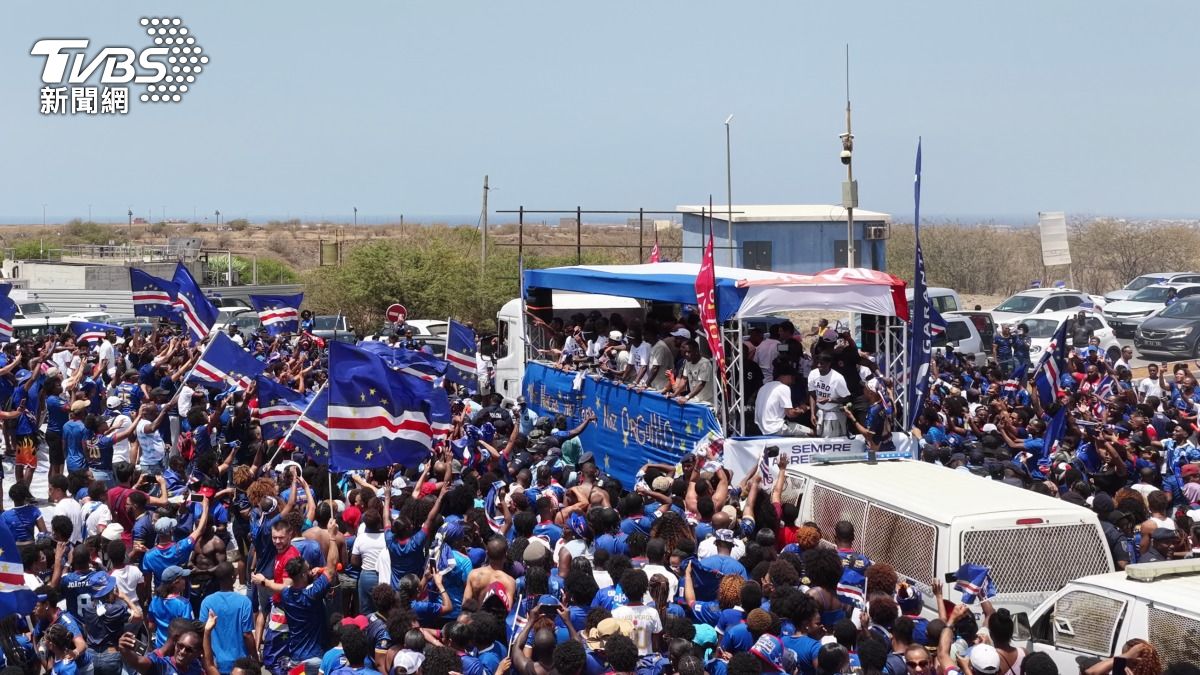 維德角球隊返抵國門時,成千上萬名球迷湧上街頭。(圖/達志影像路透社)