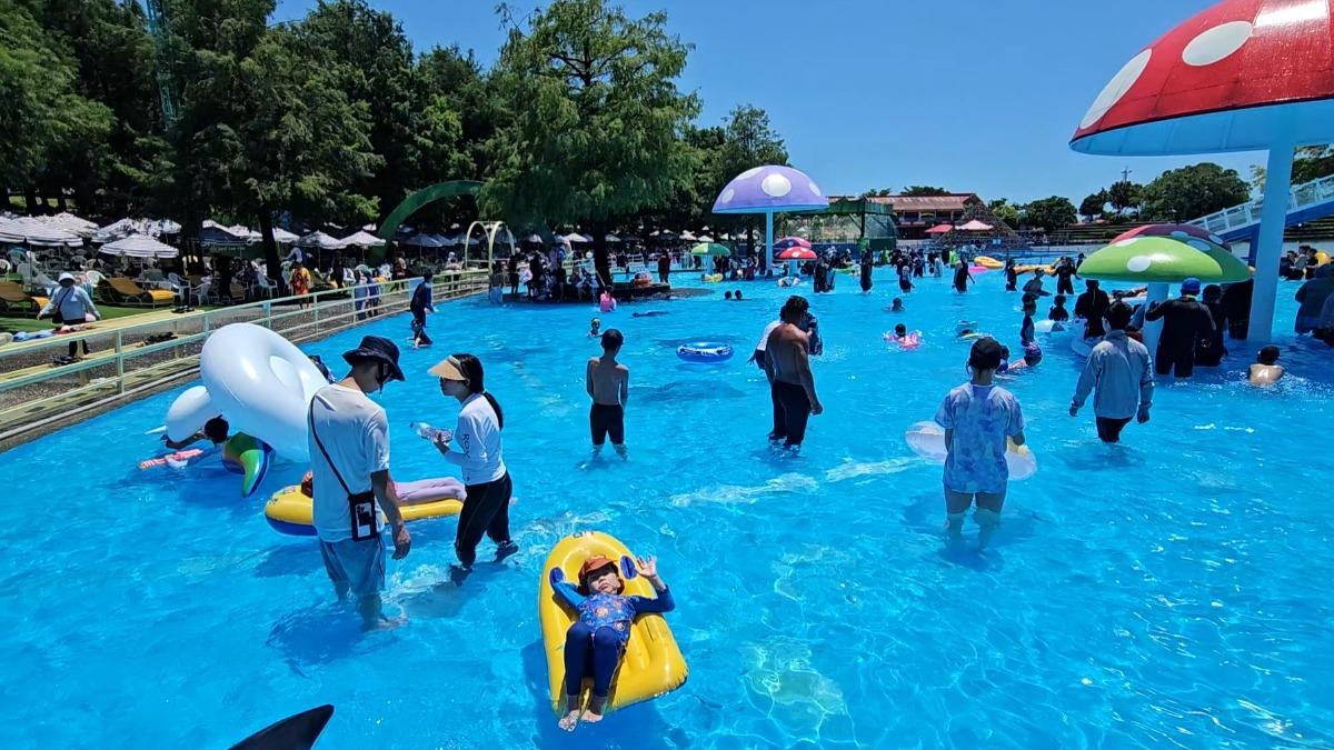 童玩節開幕隔天湧2.2萬人　戲水池驚見池底掉漆惹議