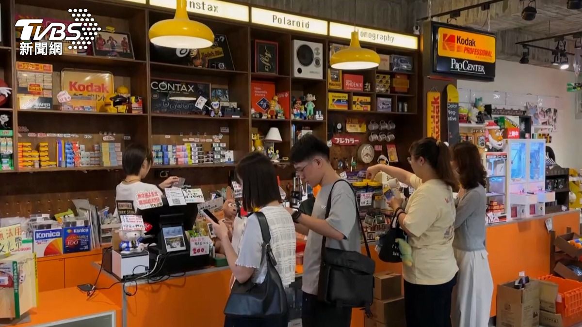 選物店店員表示，這段期間不斷有民眾打電話或直接跑來詢問是否真的有相機在出清。（圖／TVBS）