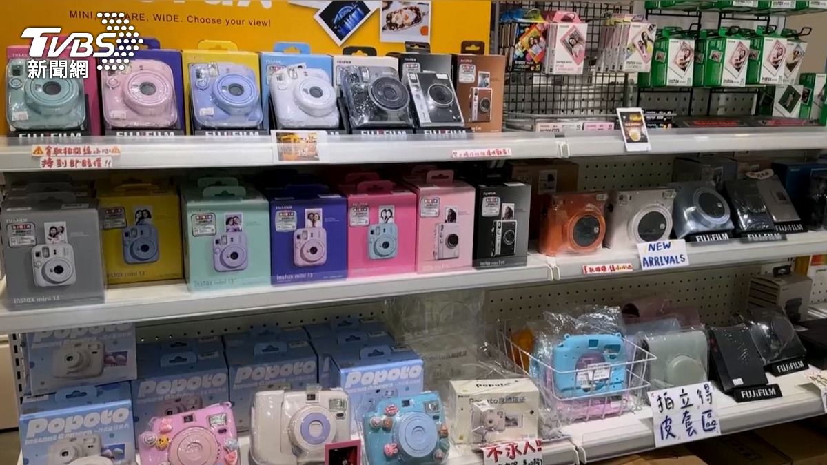這家選物店之所以深受年輕人喜愛，在於店內不僅販售底片機及各廠牌膠捲，還有明信片、可愛文具及小物等商品。（圖／TVBS）